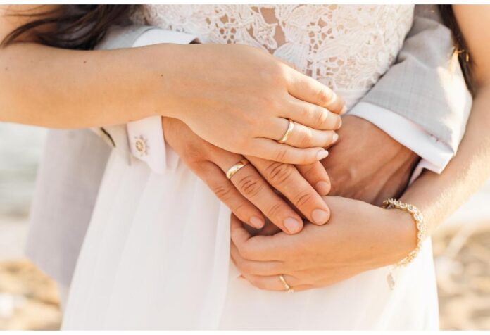 Happy 1st Wedding Anniversary Wishes and Messages for Couples